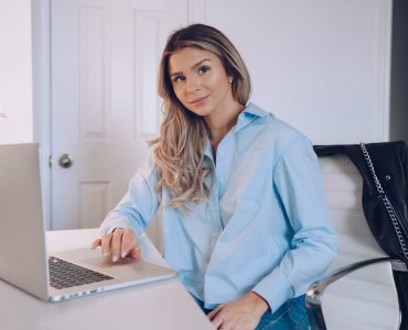 business-woman-with-laptop